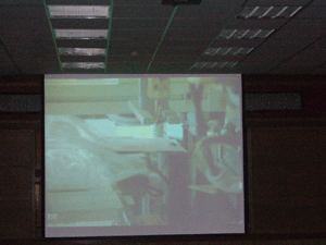 大康公司顏先生前往德國參觀2008 國際紡織機械展，特地放映其所拍攝最新自動包裝設備的流程，讓學員獲得最�|96年度織襪業在職人員教育訓練