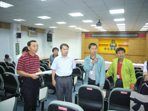大康公司趙總經理特地到研習會場向學員致意。|96年度織襪業在職人員教育訓練