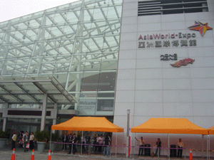 展覽會場在亞洲博覽會館，從機場搭乘機場快線只要1分鐘|2007秋季香港流行服飾交易會