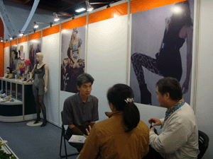 買主洽談情形|台灣製襪認證標章推廣計畫-參加2007台北紡織展