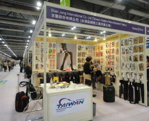京圜公司攤位(7N12)展示各種流行時尚與機能襪款|2011年春季香港流行服飾配件採購交易會(0427~0430)