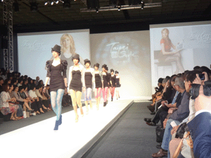 統全公司以桃色蕾絲品牌參加品牌匯演秀|2011年台北魅力國際服裝服飾品牌展(1021~1023)